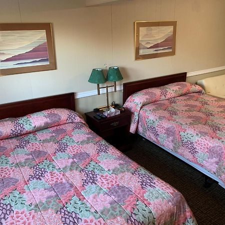 Twin Oaks Motel Orono Экстерьер фото