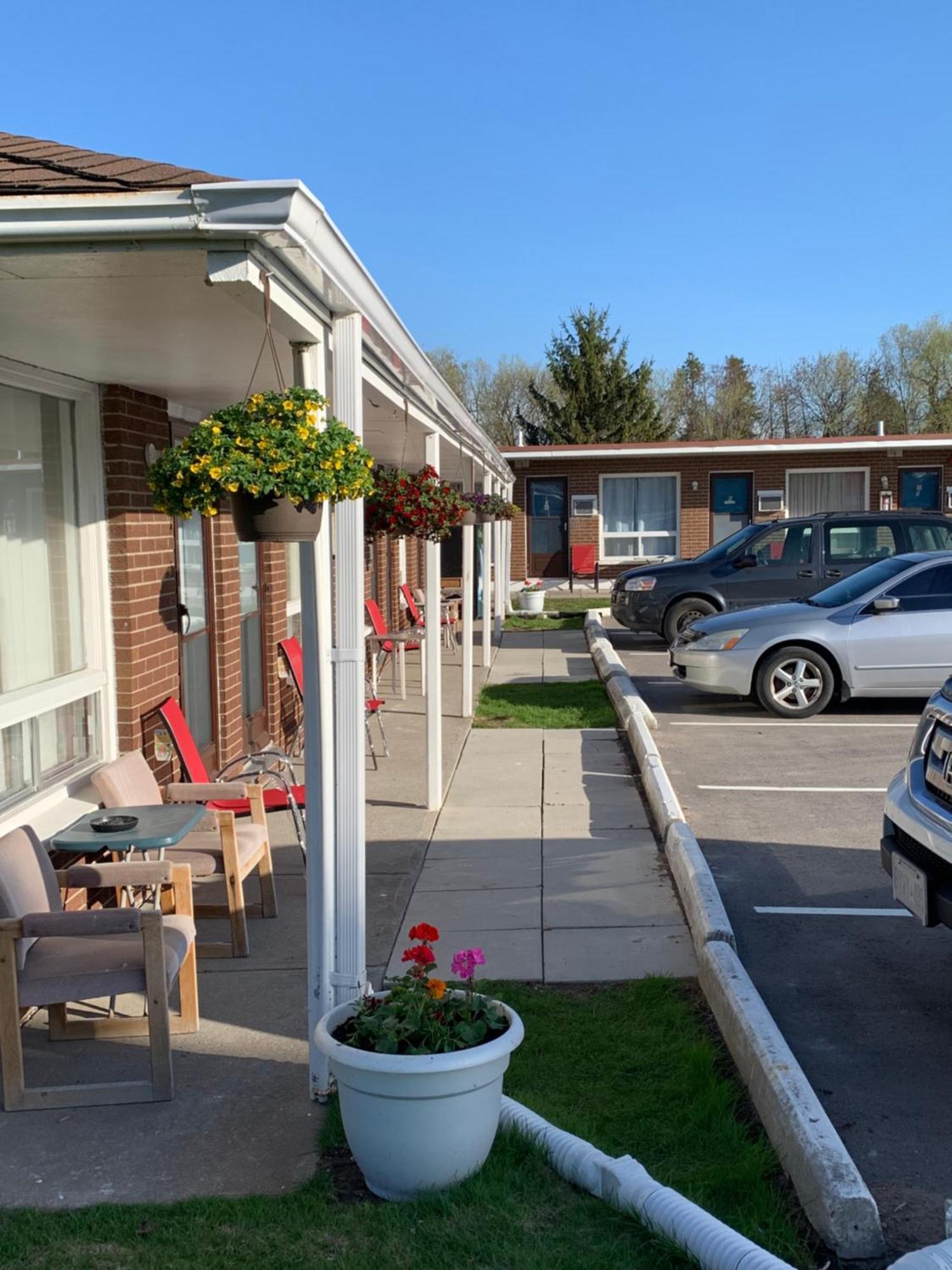 Twin Oaks Motel Orono Экстерьер фото