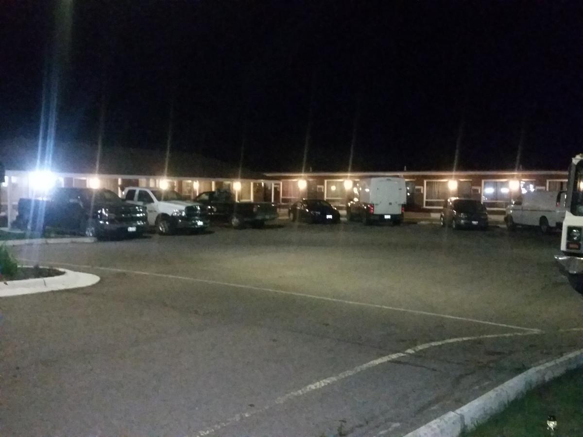 Twin Oaks Motel Orono Экстерьер фото