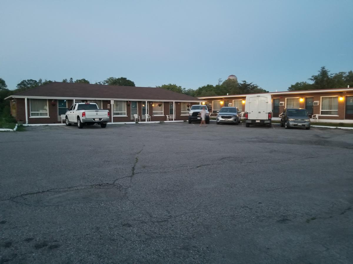 Twin Oaks Motel Orono Экстерьер фото