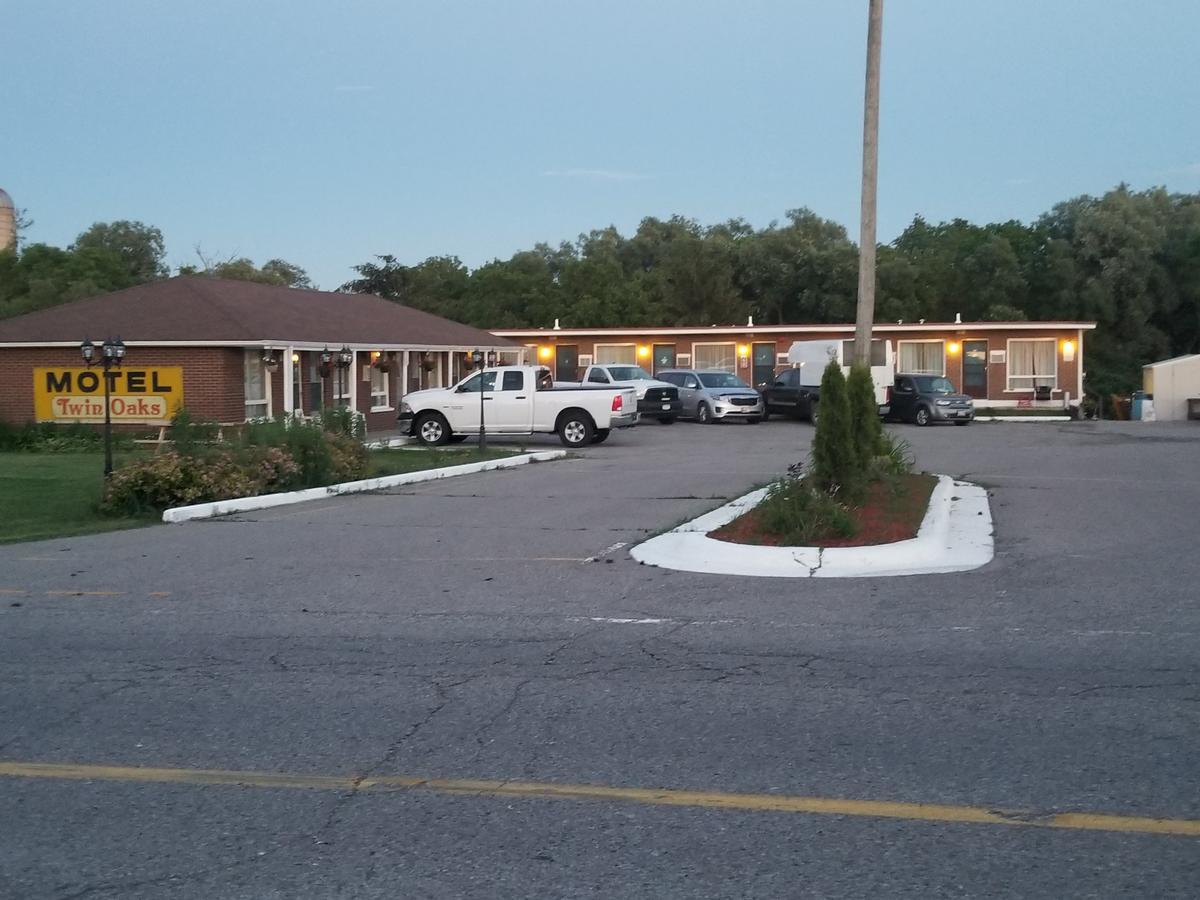 Twin Oaks Motel Orono Экстерьер фото