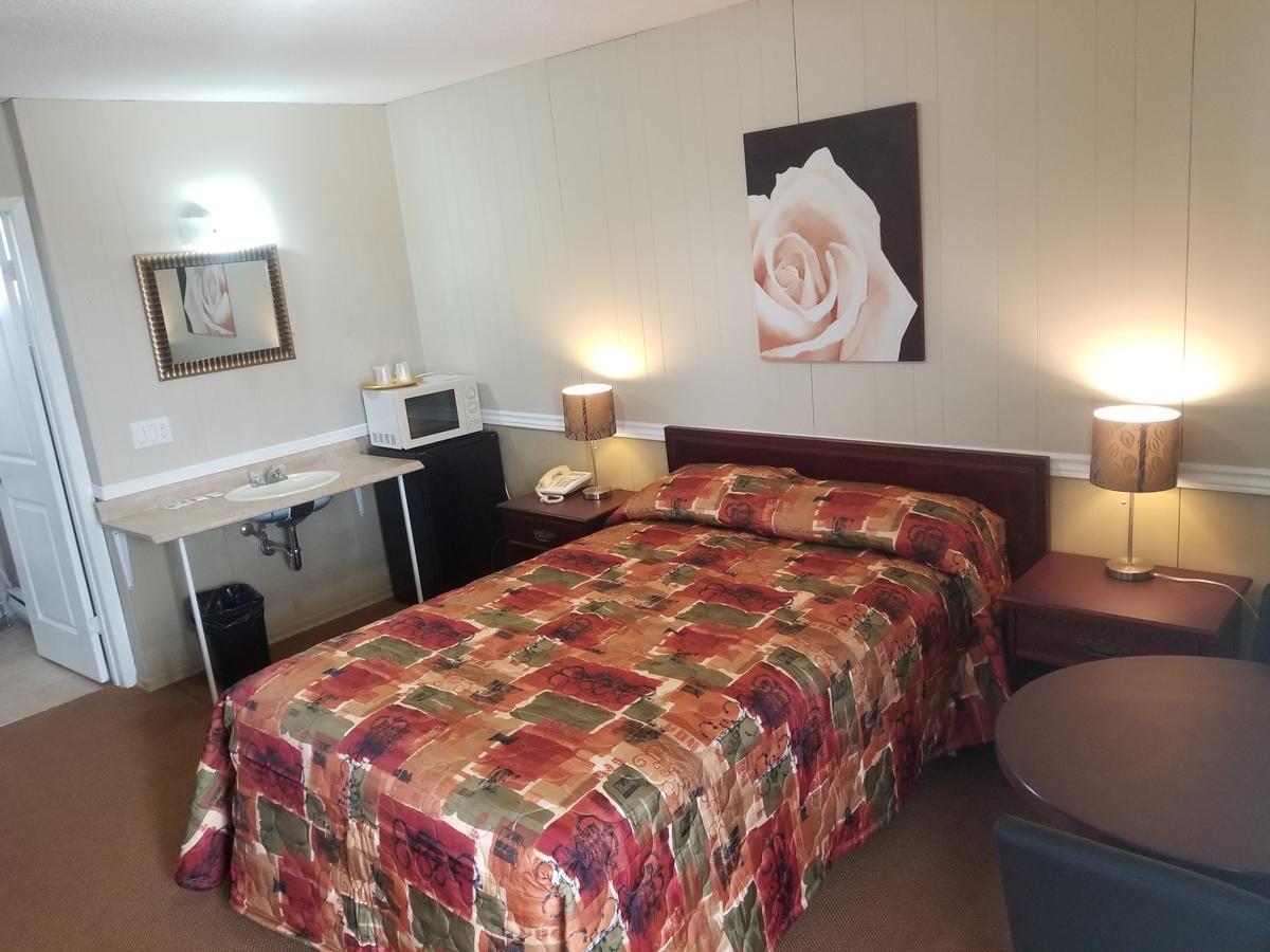 Twin Oaks Motel Orono Экстерьер фото