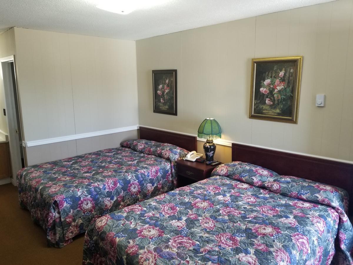 Twin Oaks Motel Orono Экстерьер фото