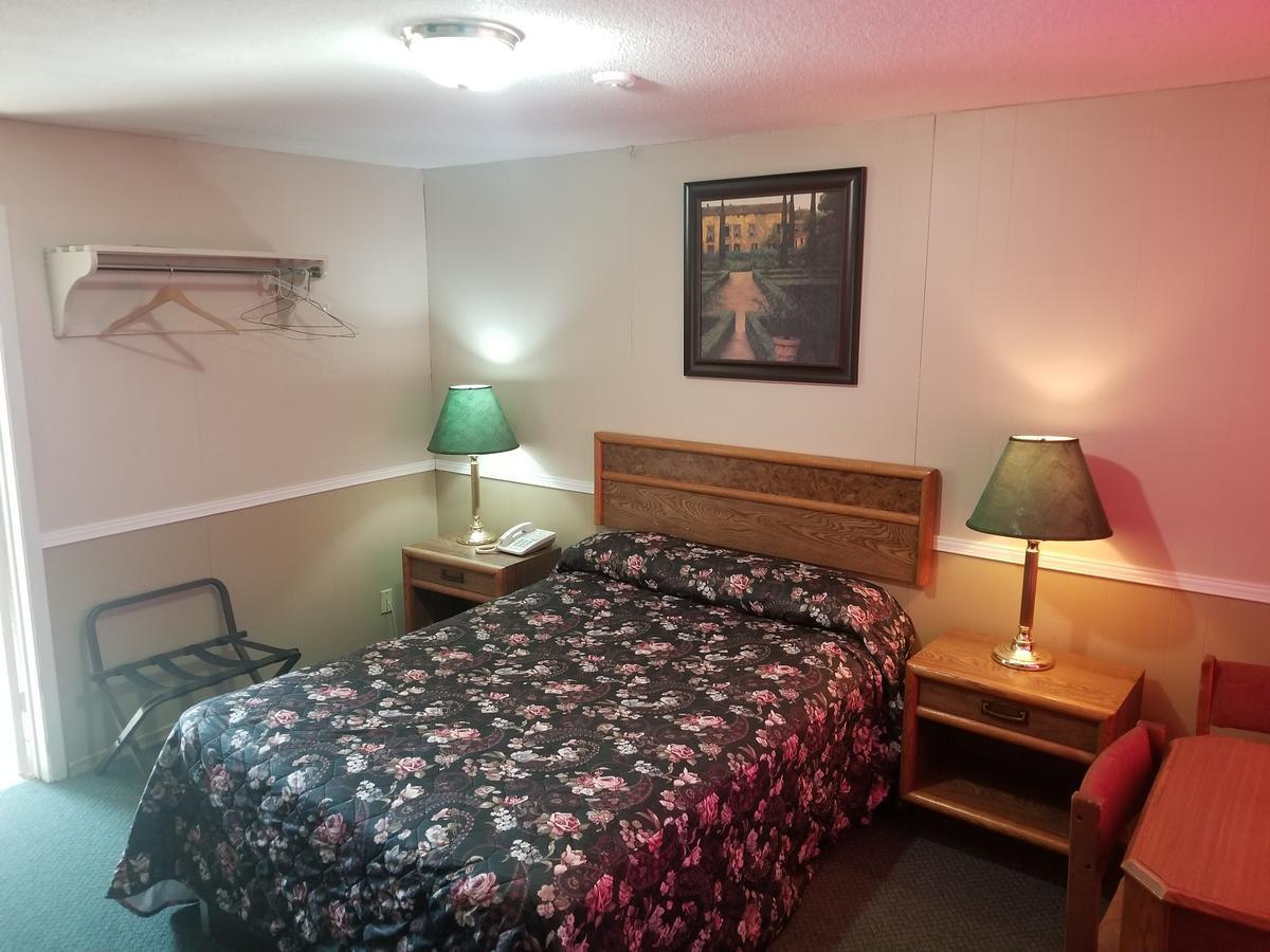Twin Oaks Motel Orono Экстерьер фото